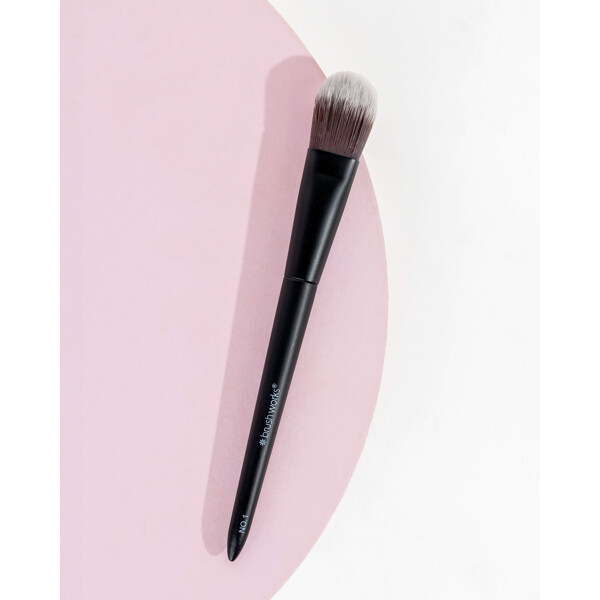 Brushworks No. 1 Foundation Brush (Bilde 5 av 10)