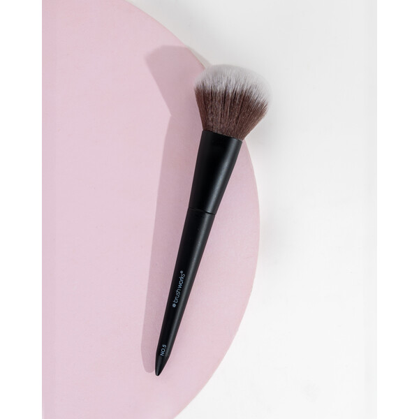 Brushworks No. 5 Powder Brush (Bilde 5 av 9)