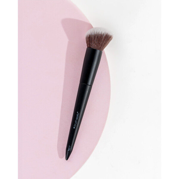 Brushworks No. 7 Angled Blush Brush (Bilde 5 av 9)