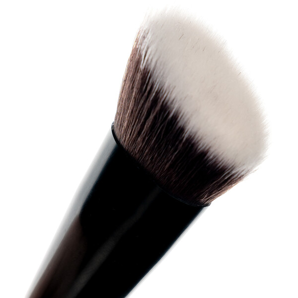 Brushworks No. 9 Angled Flat Foundation Brush (Bilde 4 av 11)