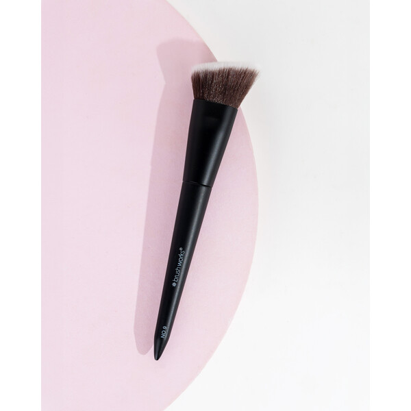 Brushworks No. 9 Angled Flat Foundation Brush (Bilde 5 av 11)