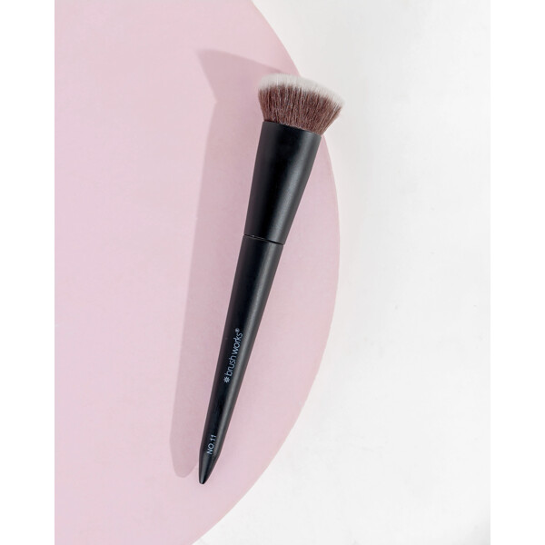 Brushworks No. 11 Flat Top Contour Brush (Bilde 5 av 8)