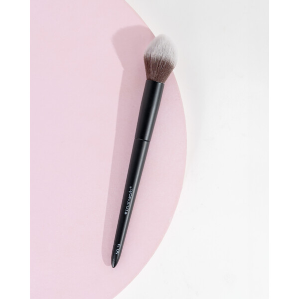 Brushworks No. 13 Highlight Brush (Bilde 5 av 8)