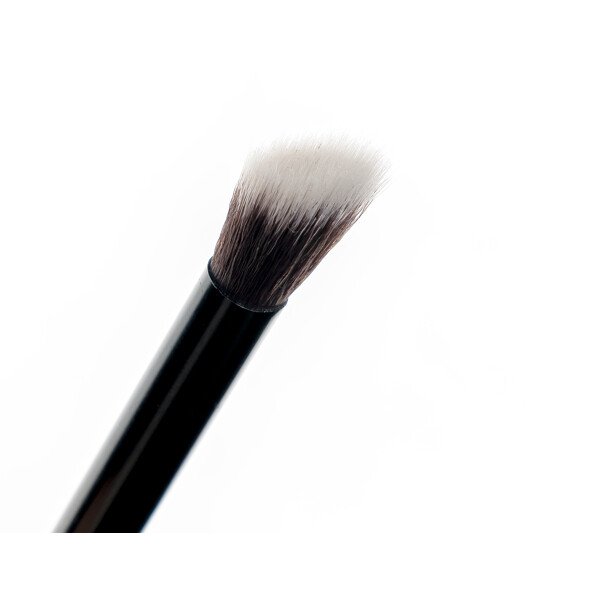 Brushworks No. 15 Angled Blending Eye Brush (Bilde 4 av 8)