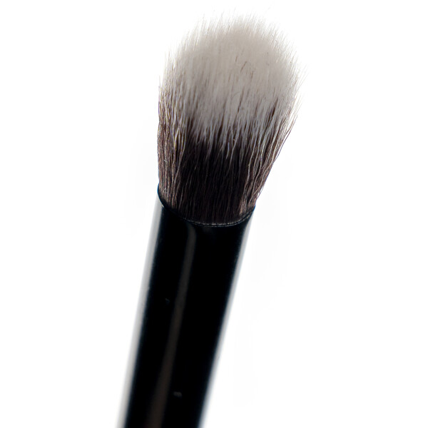 Brushworks No. 16 Tapered Blending Eye Brush (Bilde 4 av 7)