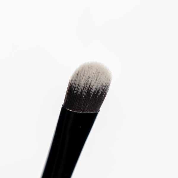 Brushworks No. 18 Flat Eye Brush (Bilde 4 av 9)