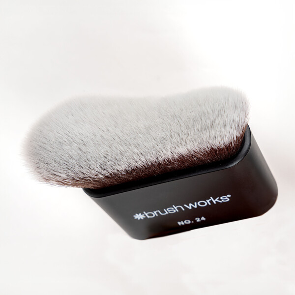 Brushworks No. 24 Blending Face & Body Brush (Bilde 4 av 8)