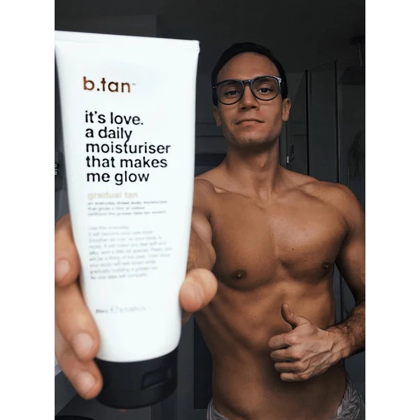 It's Love. A Daily Moisturizer Gradual Tan Lotion (Bilde 4 av 5)